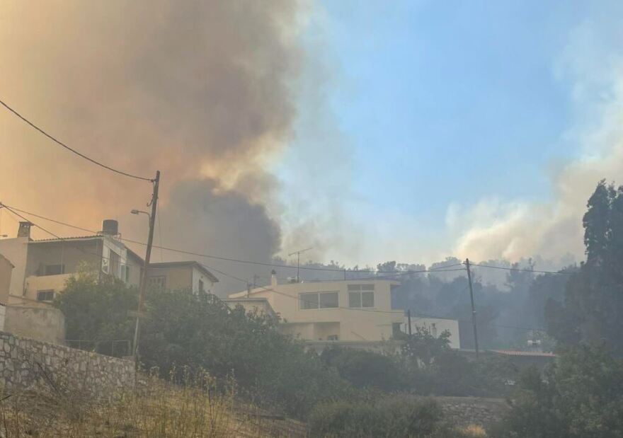 Φωτιά στο Ρέθυμνο: Μάχη με τις φλόγες σε τρία μέτωπα - Δασοκομάντος από την Αθήνα στο νησί