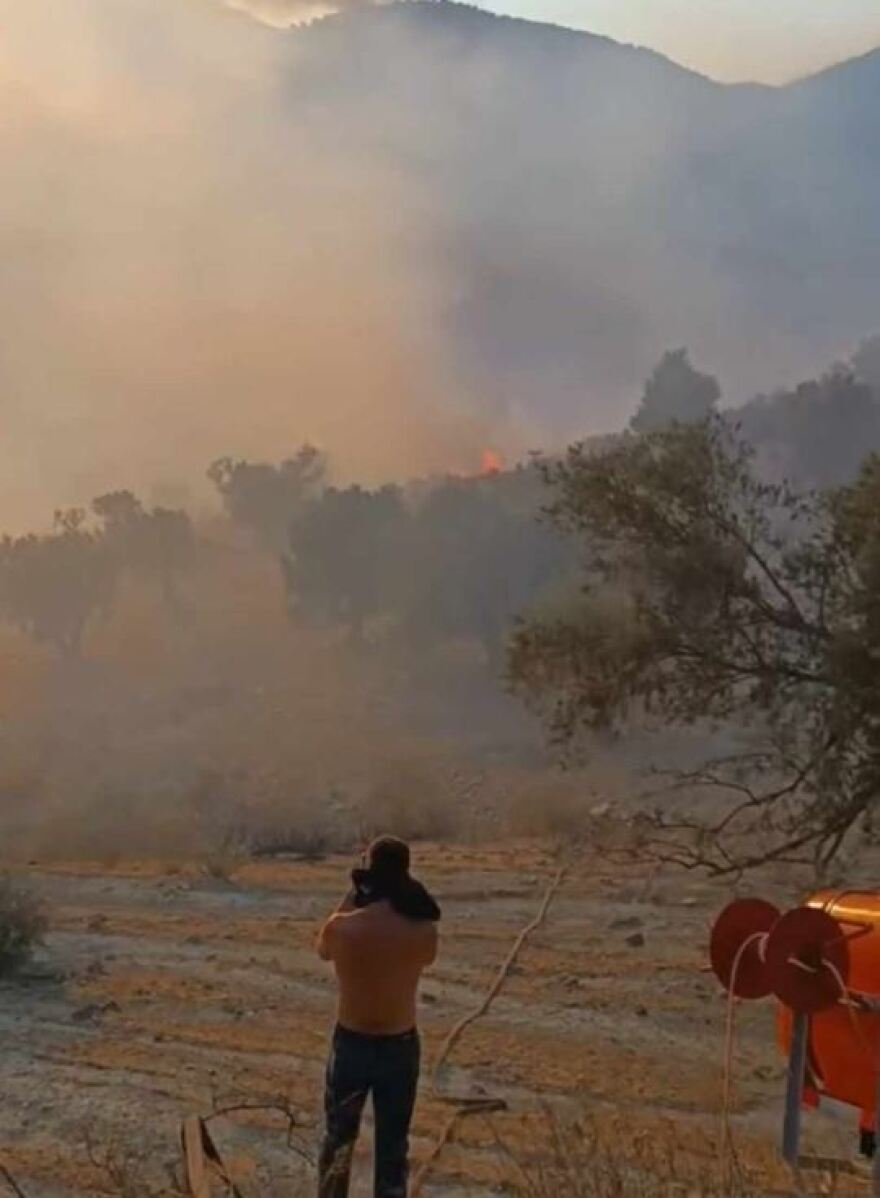 Φωτιά στο Ρέθυμνο: Μάχη με τις φλόγες σε τρία μέτωπα - Δασοκομάντος από την Αθήνα στο νησί