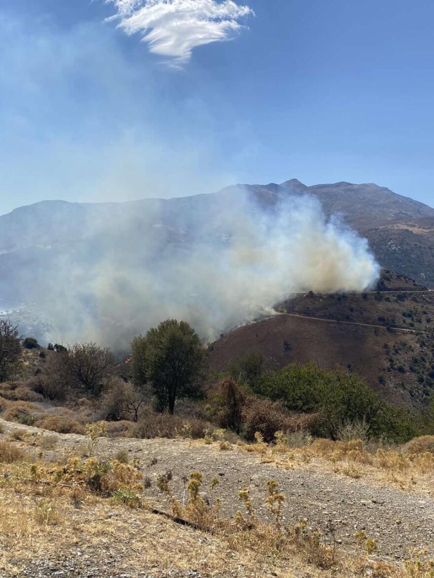 Φωτιά στο Ρέθυμνο: Μάχη με τις φλόγες σε τρία μέτωπα - Δασοκομάντος από την Αθήνα στο νησί