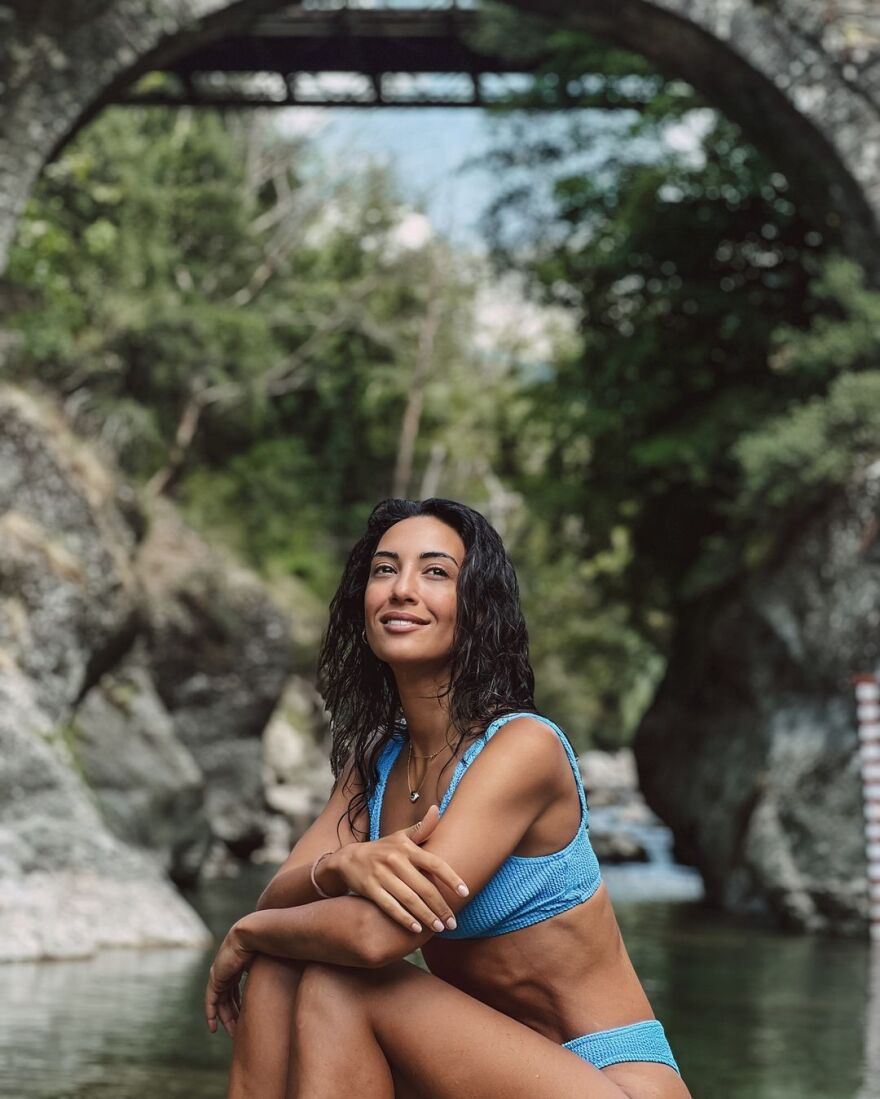 Ευγενία Σαμαρά: Έγινε «άγαλμα» από άργιλο στην Πίνδο