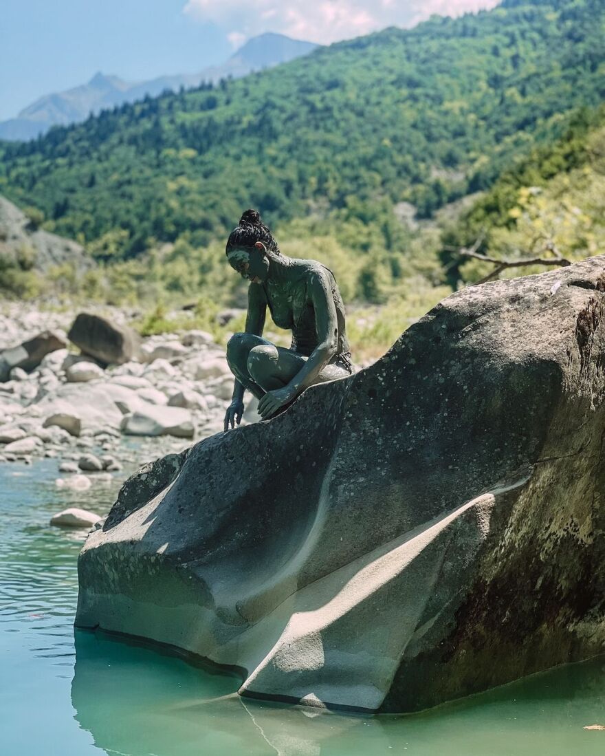 Ευγενία Σαμαρά: Έγινε «άγαλμα» από άργιλο στην Πίνδο