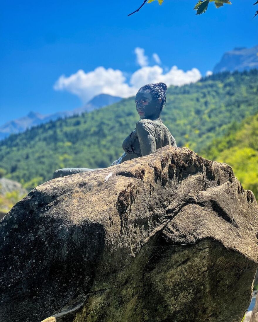 Ευγενία Σαμαρά: Έγινε «άγαλμα» από άργιλο στην Πίνδο