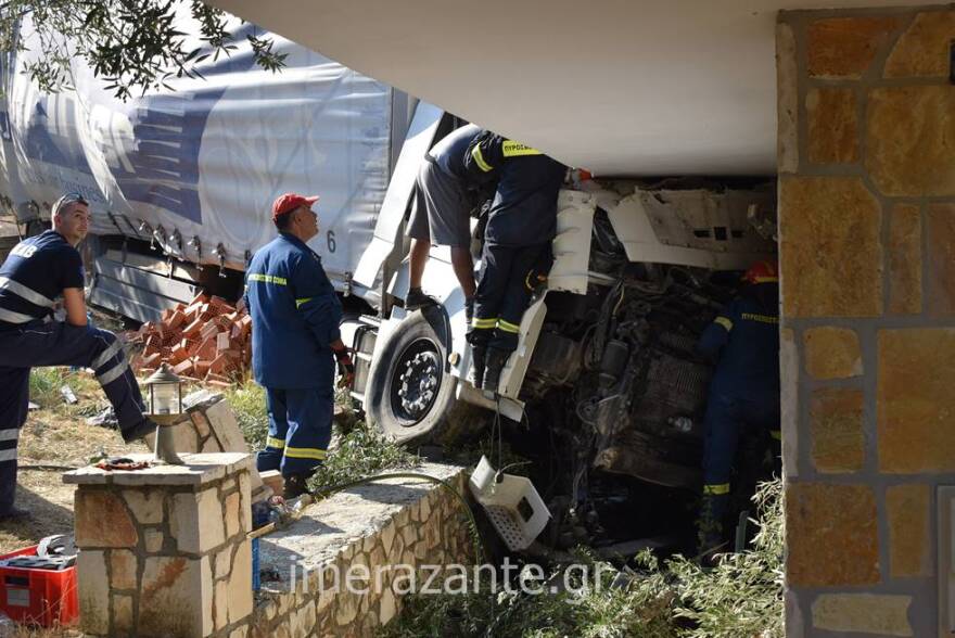 Ζάκυνθος: Φορτηγό ξέφυγε της πορείας του και έπεσε σε σπίτι - Δείτε φωτογραφίες