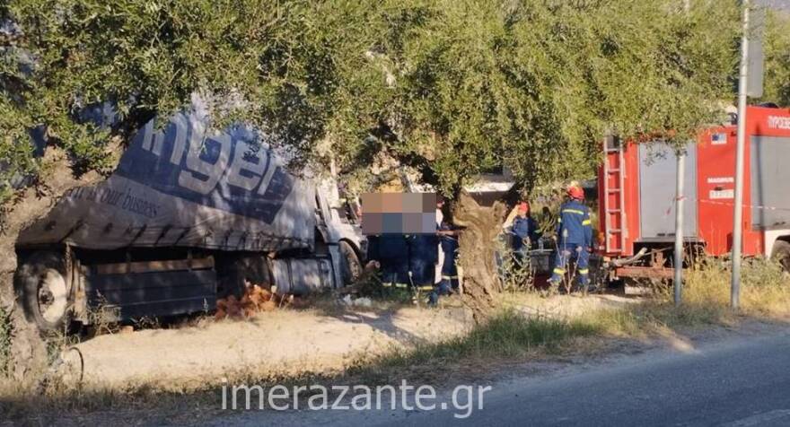 Ζάκυνθος: Φορτηγό ξέφυγε της πορείας του και έπεσε σε σπίτι - Δείτε φωτογραφίες