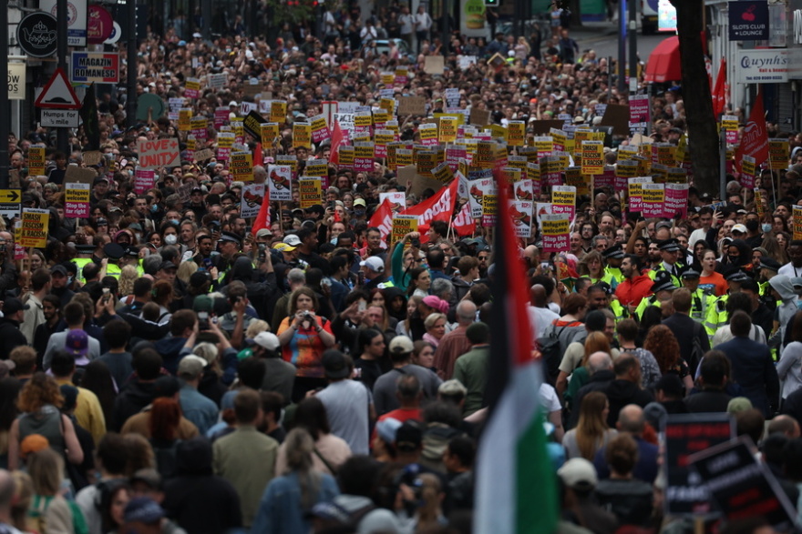 Τουλάχιστον 15 συλλήψεις στο Λονδίνο - Χειροπέδες σε άντρα που βγήκε στο δρόμο με αλυσοπρίονο (βίντεο) 