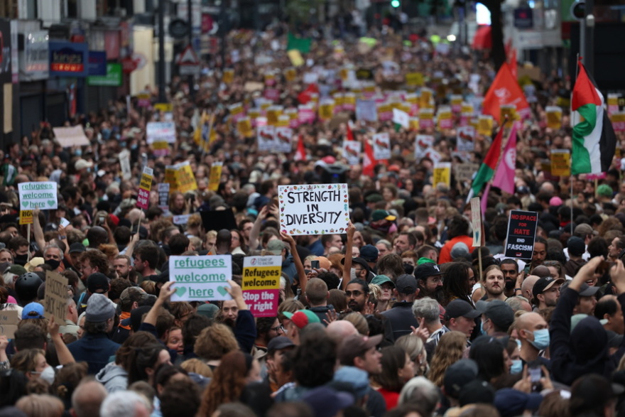 Τουλάχιστον 15 συλλήψεις στο Λονδίνο - Χειροπέδες σε άντρα που βγήκε στο δρόμο με αλυσοπρίονο (βίντεο) 