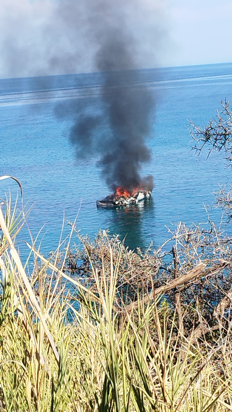 Κεφαλονιά: Φωτιά σε σκάφος με δύο επιβάτες -  Δείτε βίντεο και φωτογραφίες