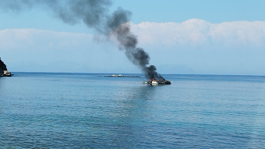 Κεφαλονιά: Φωτιά σε σκάφος με δύο επιβάτες -  Δείτε βίντεο και φωτογραφίες
