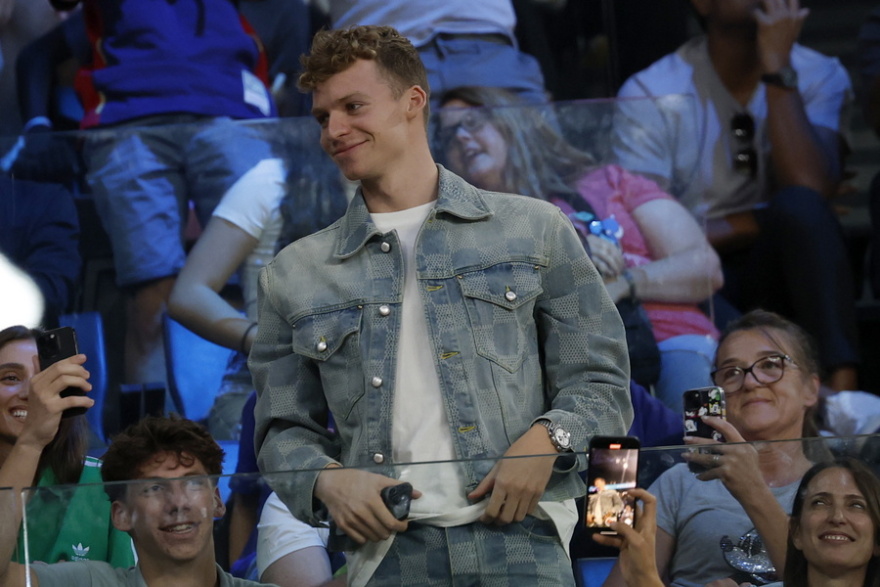 Ολυμπιακοί Αγώνες: Αβολη στιγμή για τον ΛεΜπρόν Τζέιμς - Ευχαρίστησε το κοινό για την αποθέωση, αλλά χειροκροτούσαν... άλλον 