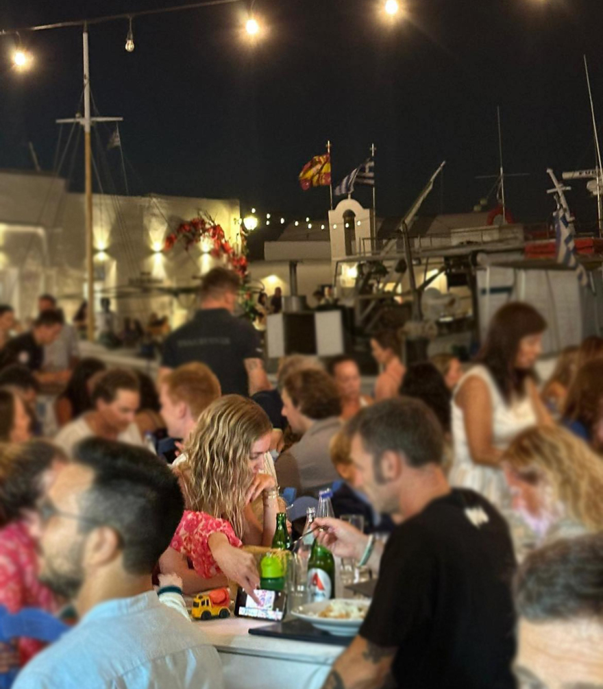 Κιάρα Φεράνι: Από τη Μύκονο στην Πάρο - Εθεάθη σε εστιατόριο της Νάουσας