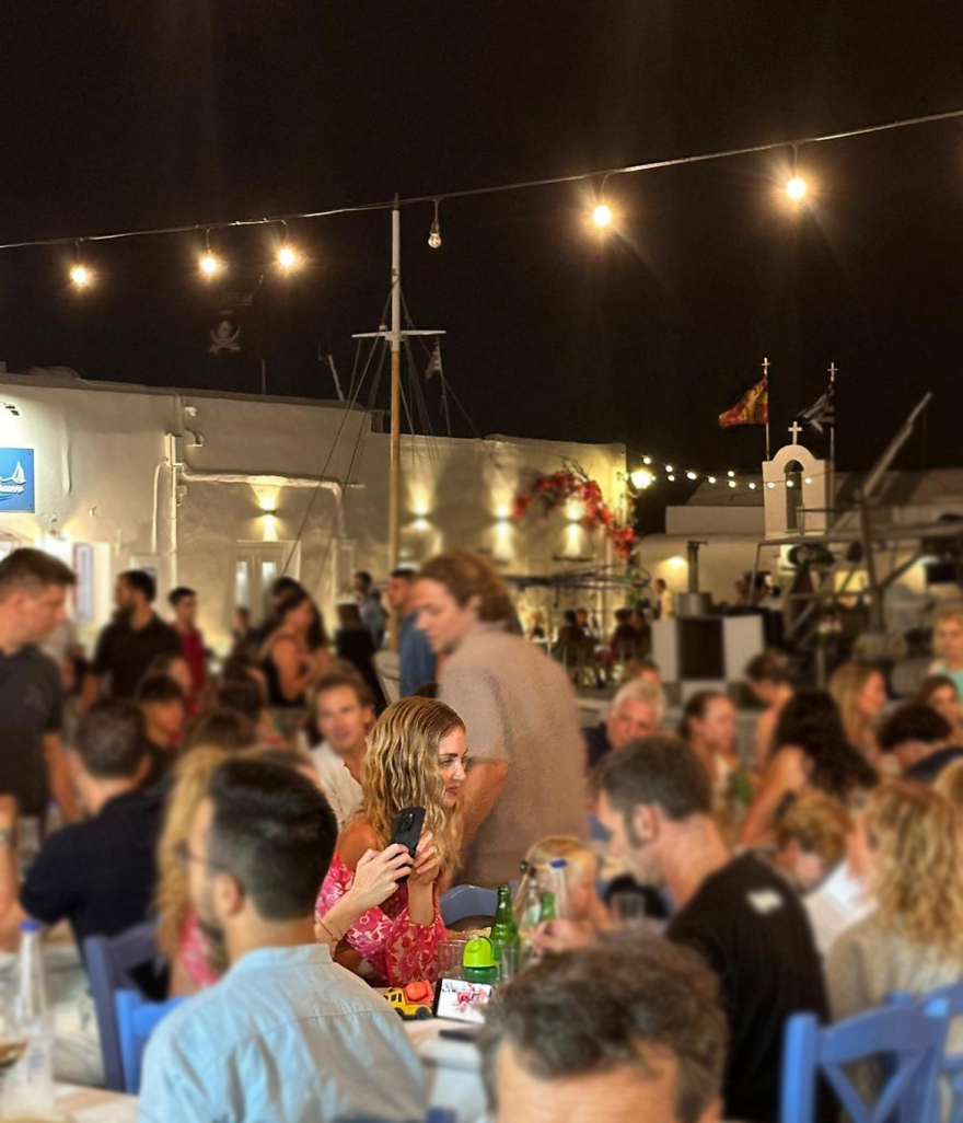 Κιάρα Φεράνι: Από τη Μύκονο στην Πάρο - Εθεάθη σε εστιατόριο της Νάουσας