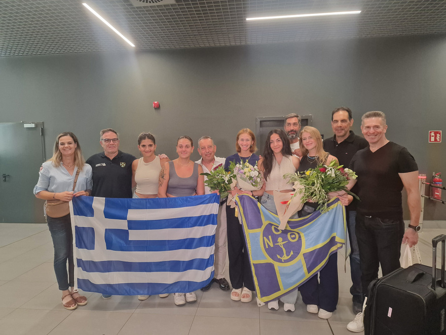 Θεσσαλονίκη: Με χειροκροτήματα και αγκαλιές υποδέχθηκαν την Ολυμπιονίκη της κωπηλασίας Χριστίνα Μπούρμπου - Βίντεο και φωτογραφίες