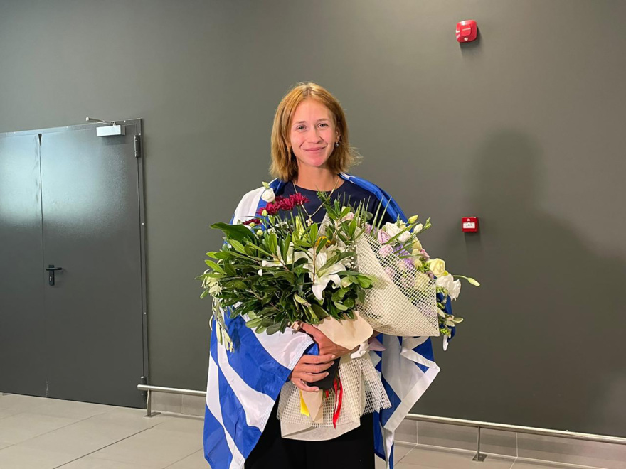 Θεσσαλονίκη: Με χειροκροτήματα και αγκαλιές υποδέχθηκαν την Ολυμπιονίκη της κωπηλασίας Χριστίνα Μπούρμπου - Βίντεο και φωτογραφίες