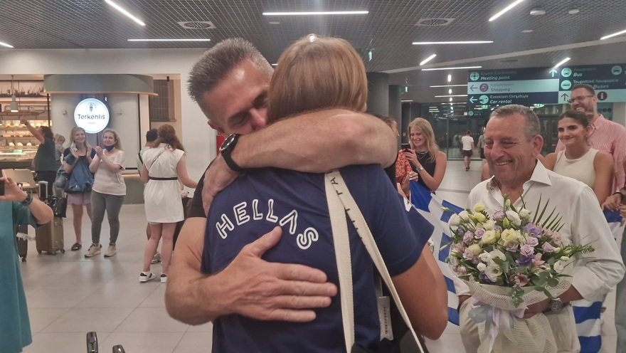 Θεσσαλονίκη: Με χειροκροτήματα και αγκαλιές υποδέχθηκαν την Ολυμπιονίκη της κωπηλασίας Χριστίνα Μπούρμπου - Βίντεο και φωτογραφίες