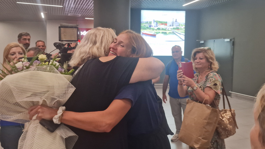 Θεσσαλονίκη: Με χειροκροτήματα και αγκαλιές υποδέχθηκαν την Ολυμπιονίκη της κωπηλασίας Χριστίνα Μπούρμπου - Βίντεο και φωτογραφίες