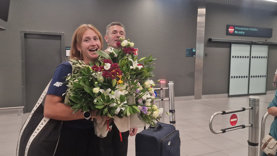 Θεσσαλονίκη: Με χειροκροτήματα και αγκαλιές υποδέχθηκαν την Ολυμπιονίκη της κωπηλασίας Χριστίνα Μπούρμπου - Βίντεο και φωτογραφίες