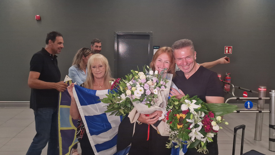 Θεσσαλονίκη: Με χειροκροτήματα και αγκαλιές υποδέχθηκαν την Ολυμπιονίκη της κωπηλασίας Χριστίνα Μπούρμπου - Βίντεο και φωτογραφίες