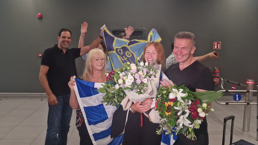 Θεσσαλονίκη: Με χειροκροτήματα και αγκαλιές υποδέχθηκαν την Ολυμπιονίκη της κωπηλασίας Χριστίνα Μπούρμπου - Βίντεο και φωτογραφίες