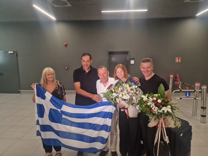 Θεσσαλονίκη: Με χειροκροτήματα και αγκαλιές υποδέχθηκαν την Ολυμπιονίκη της κωπηλασίας Χριστίνα Μπούρμπου - Βίντεο και φωτογραφίες