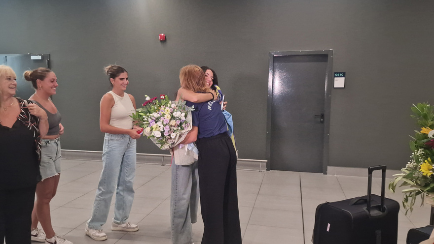 Θεσσαλονίκη: Με χειροκροτήματα και αγκαλιές υποδέχθηκαν την Ολυμπιονίκη της κωπηλασίας Χριστίνα Μπούρμπου - Βίντεο και φωτογραφίες