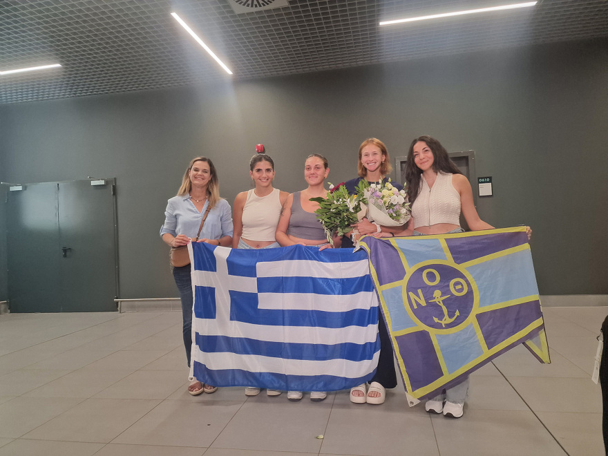 Θεσσαλονίκη: Με χειροκροτήματα και αγκαλιές υποδέχθηκαν την Ολυμπιονίκη της κωπηλασίας Χριστίνα Μπούρμπου - Βίντεο και φωτογραφίες