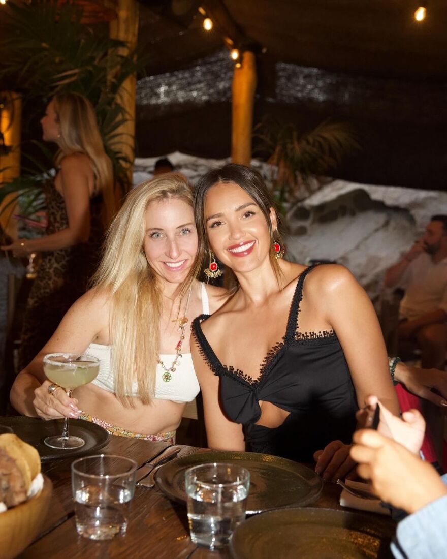 Τζέσικα Άλμπα: Έδωσε στους θαυμαστές της μια γεύση από τις διακοπές της στη Μύκονο - Οι νέες φωτογραφίες