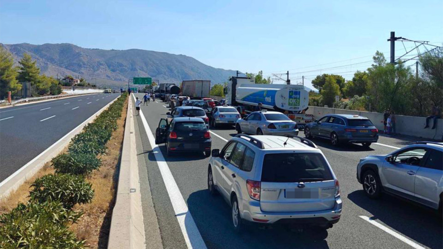 Έσβησε η φωτιά στην Αθηνών-Κορίνθου μετά την ανατροπή βυτιοφόρου - Κλειστό το ρεύμα προς Αθήνα 