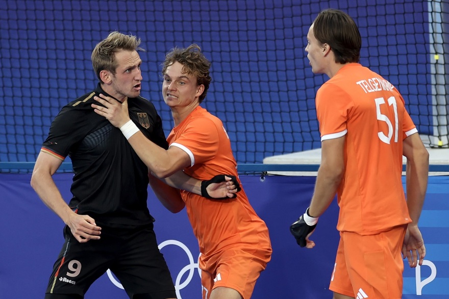 Πιάστηκαν στα χέρια Ολλανδοί και Γερμανοί μετά το τέλος του τελικού στο χόκεϊ - Δείτε βίντεο