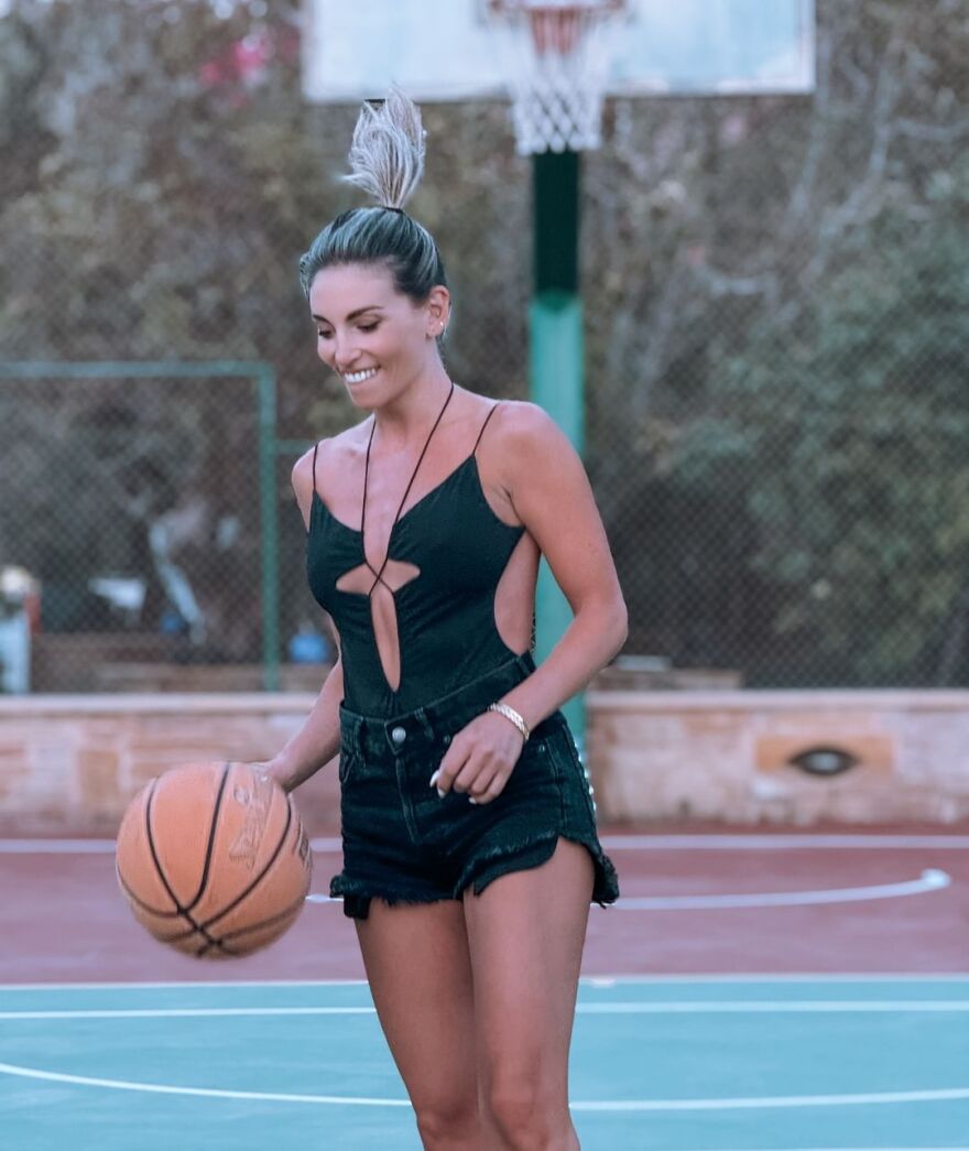 H Αθηνά Οικονομάκου έπαιξε μπάσκετ και ο Τσερέλα την τρολάρει: Το μόνο θετικό είναι ότι μπορείς να βελτιωθείς