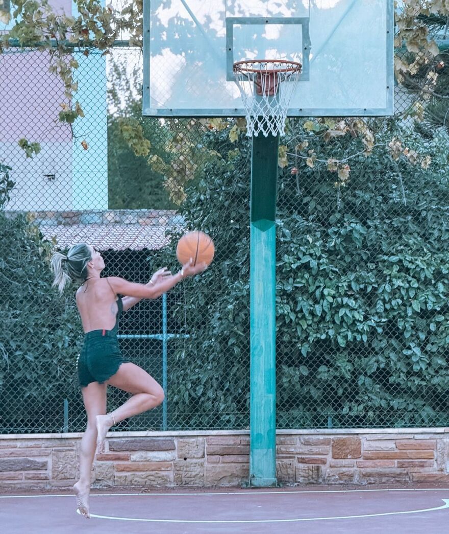 H Αθηνά Οικονομάκου έπαιξε μπάσκετ και ο Τσερέλα την τρολάρει: Το μόνο θετικό είναι ότι μπορείς να βελτιωθείς