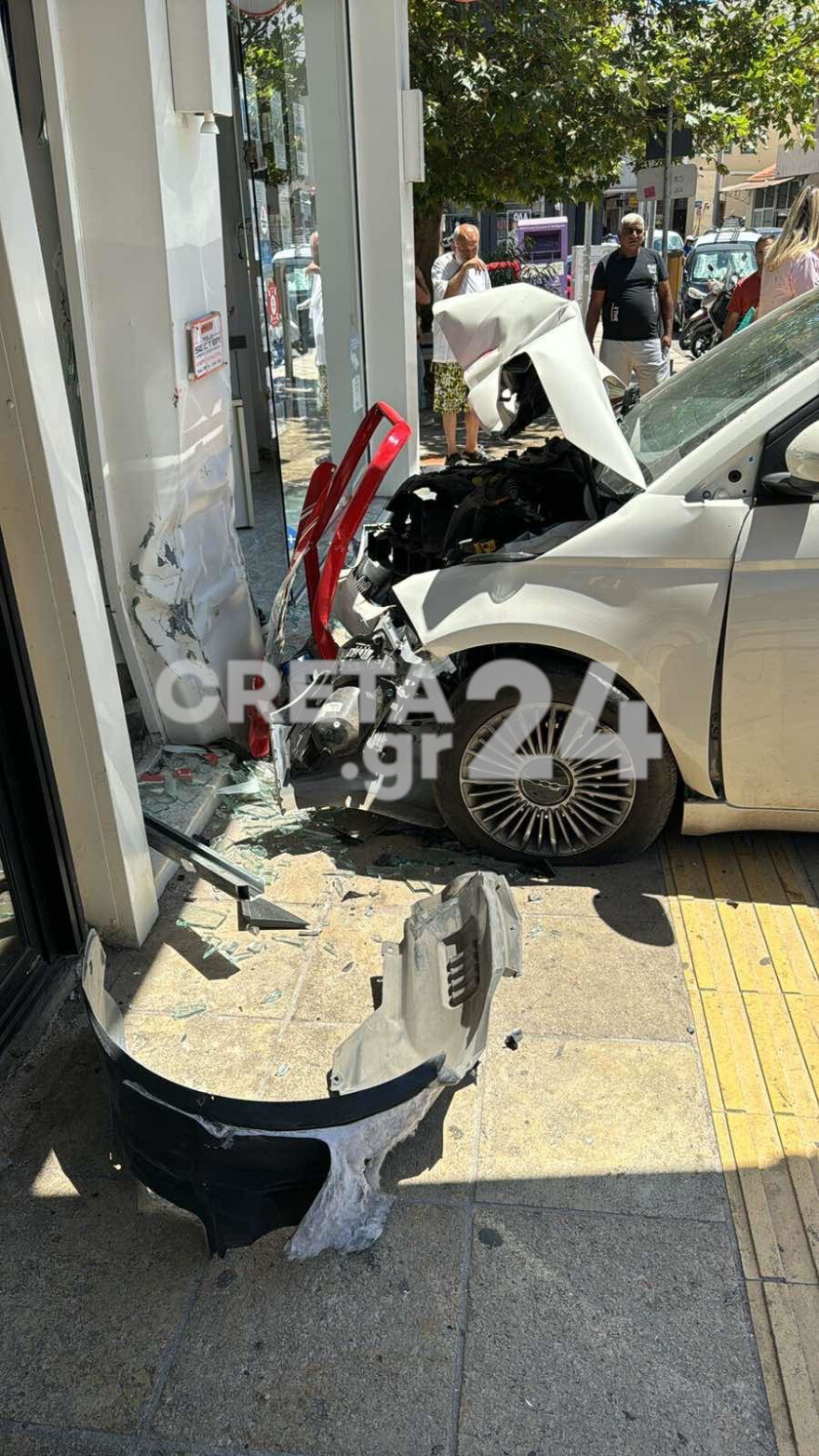Ηράκλειο: Αυτοκίνητο πέφτει με δύναμη πάνω σε τζαμαρία καταστήματος