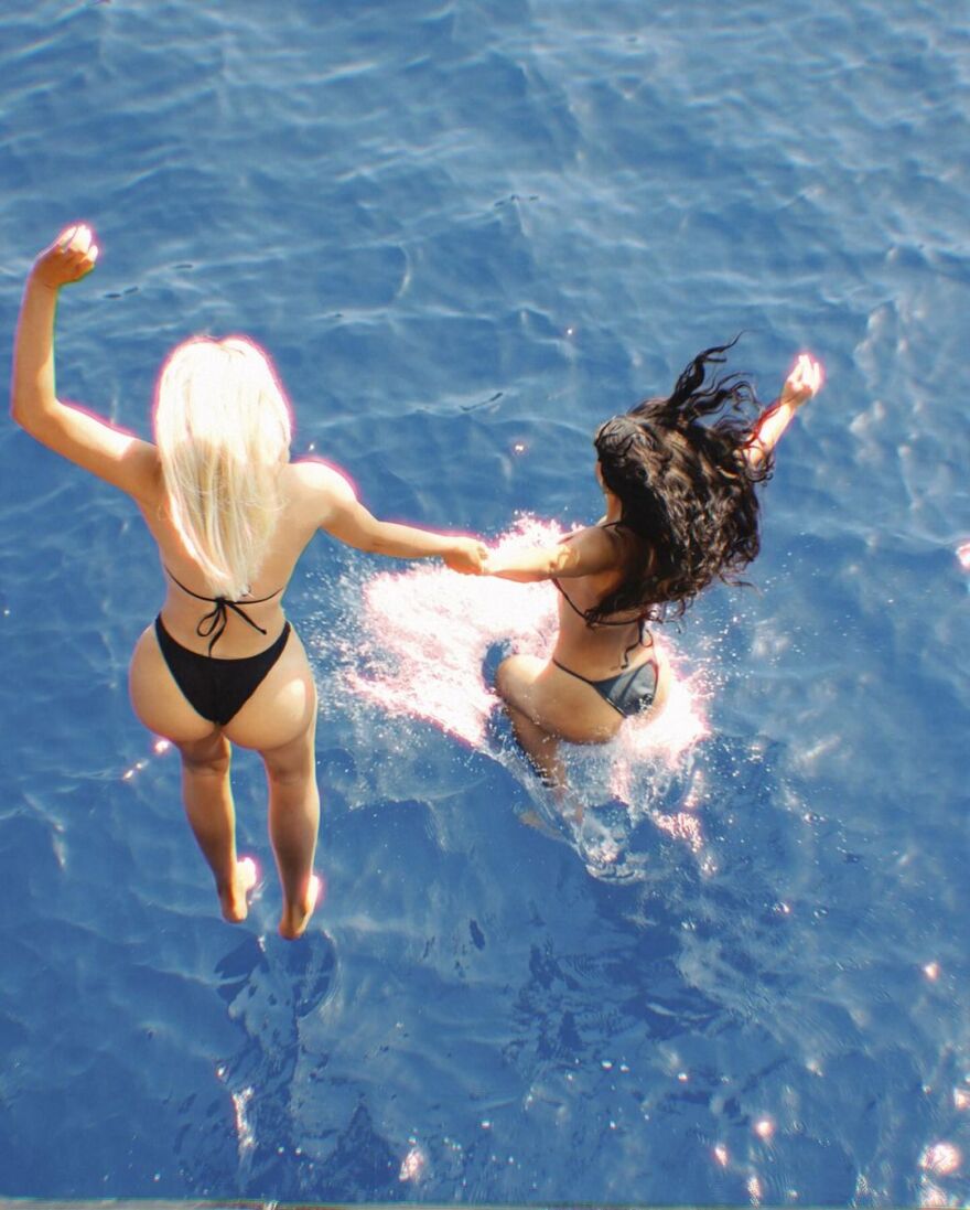 Κιμ Καρντάσιαν: Τα καλοκαιρινά της στιγμιότυπα - Ποζάρει με τη φίλη της σε πολυτελές σκάφος 