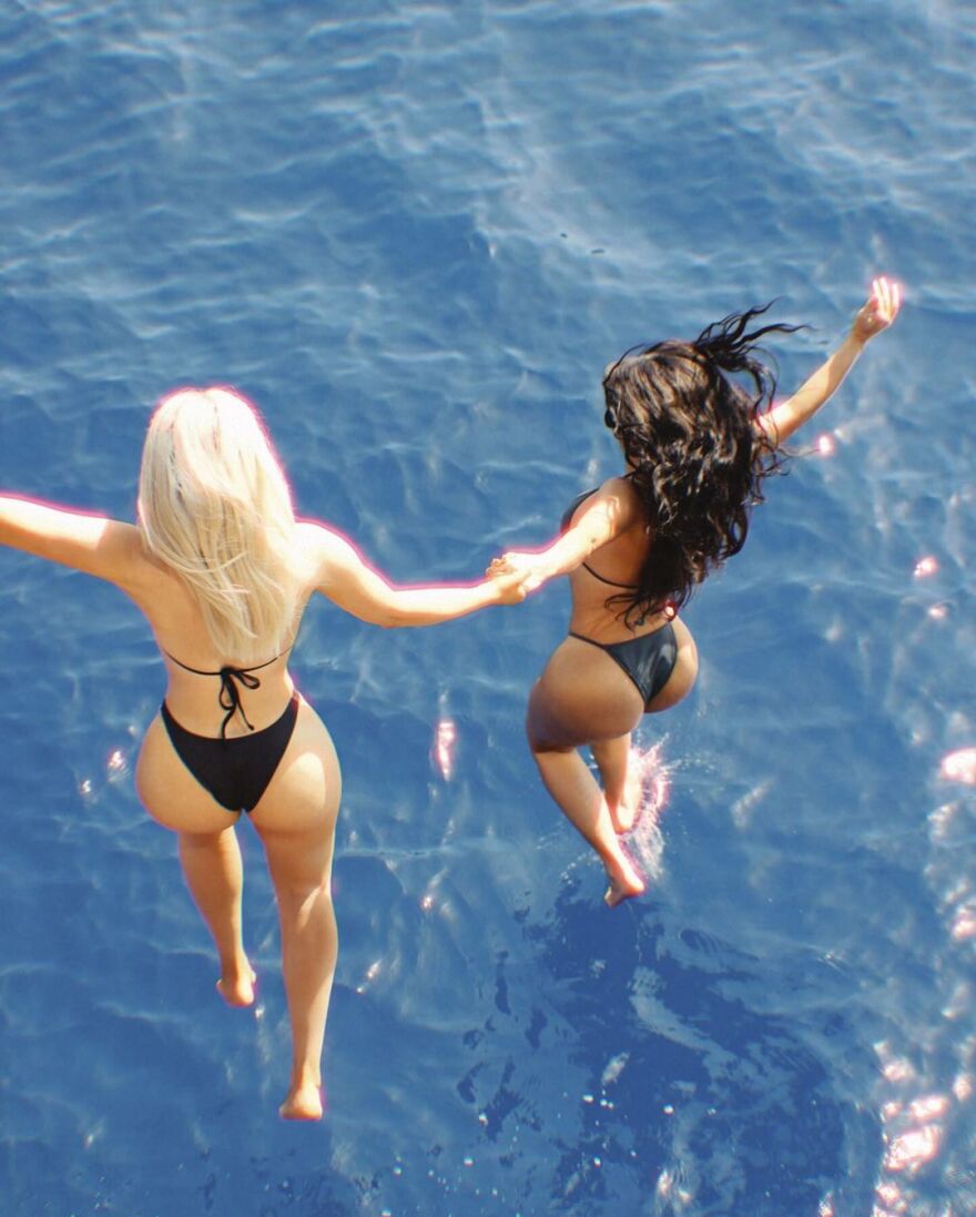 Κιμ Καρντάσιαν: Τα καλοκαιρινά της στιγμιότυπα - Ποζάρει με τη φίλη της σε πολυτελές σκάφος 