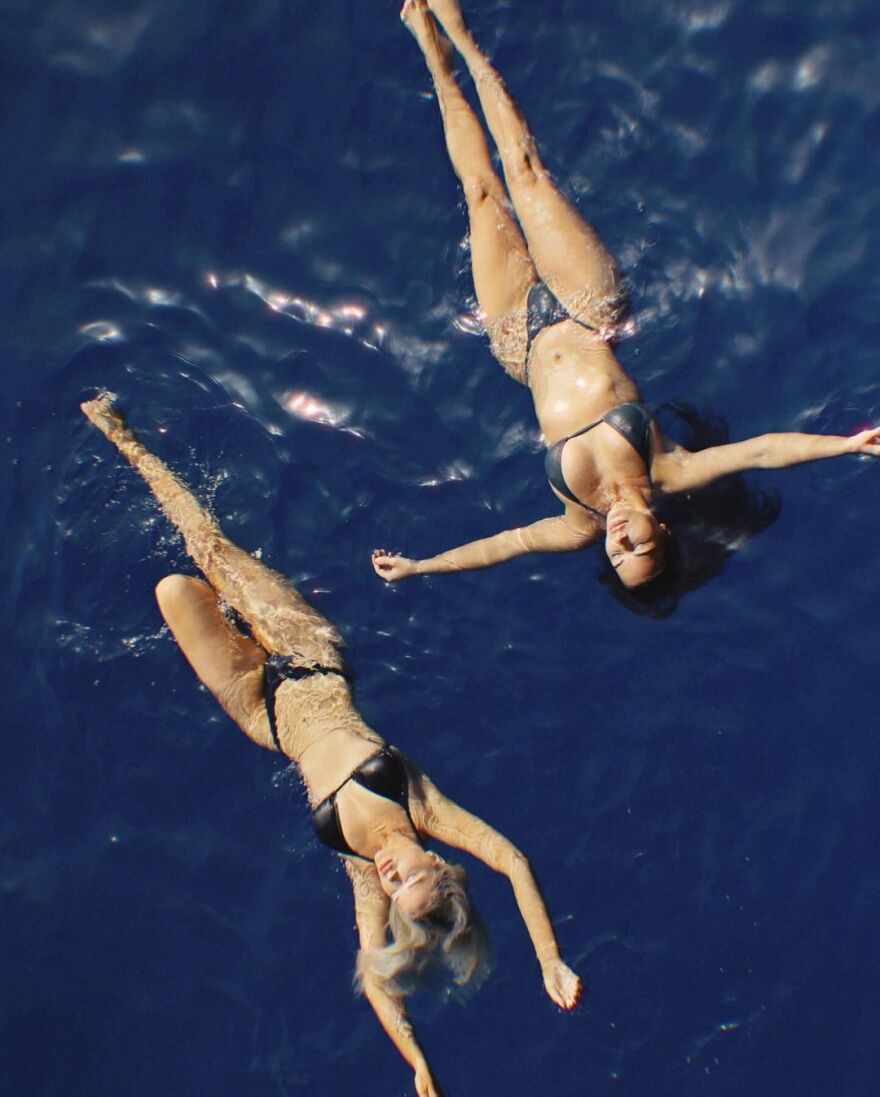 Κιμ Καρντάσιαν: Τα καλοκαιρινά της στιγμιότυπα - Ποζάρει με τη φίλη της σε πολυτελές σκάφος 