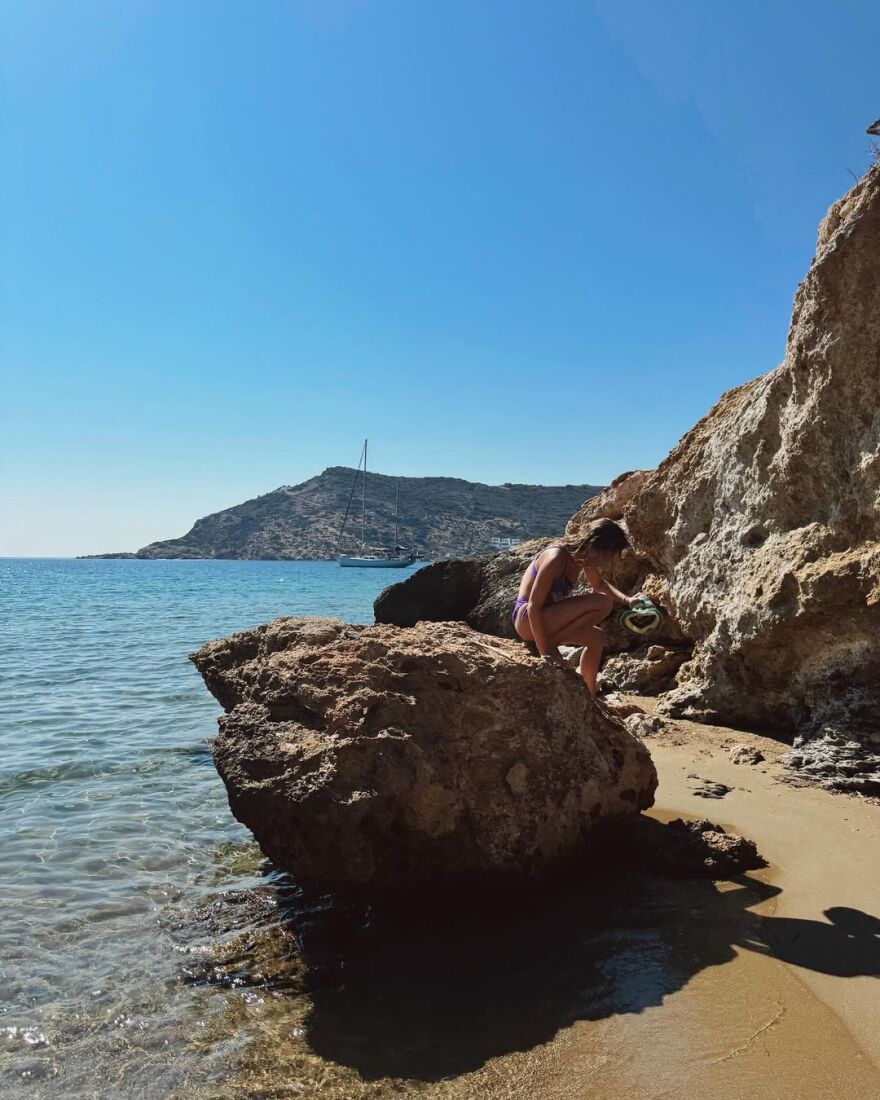 Κλέλια Ανδριολάτου: Το καλοκαιρινό βίντεο της ηθοποιού - Κάνει βουτιές στην Κίμωλο και μένει τόπλες