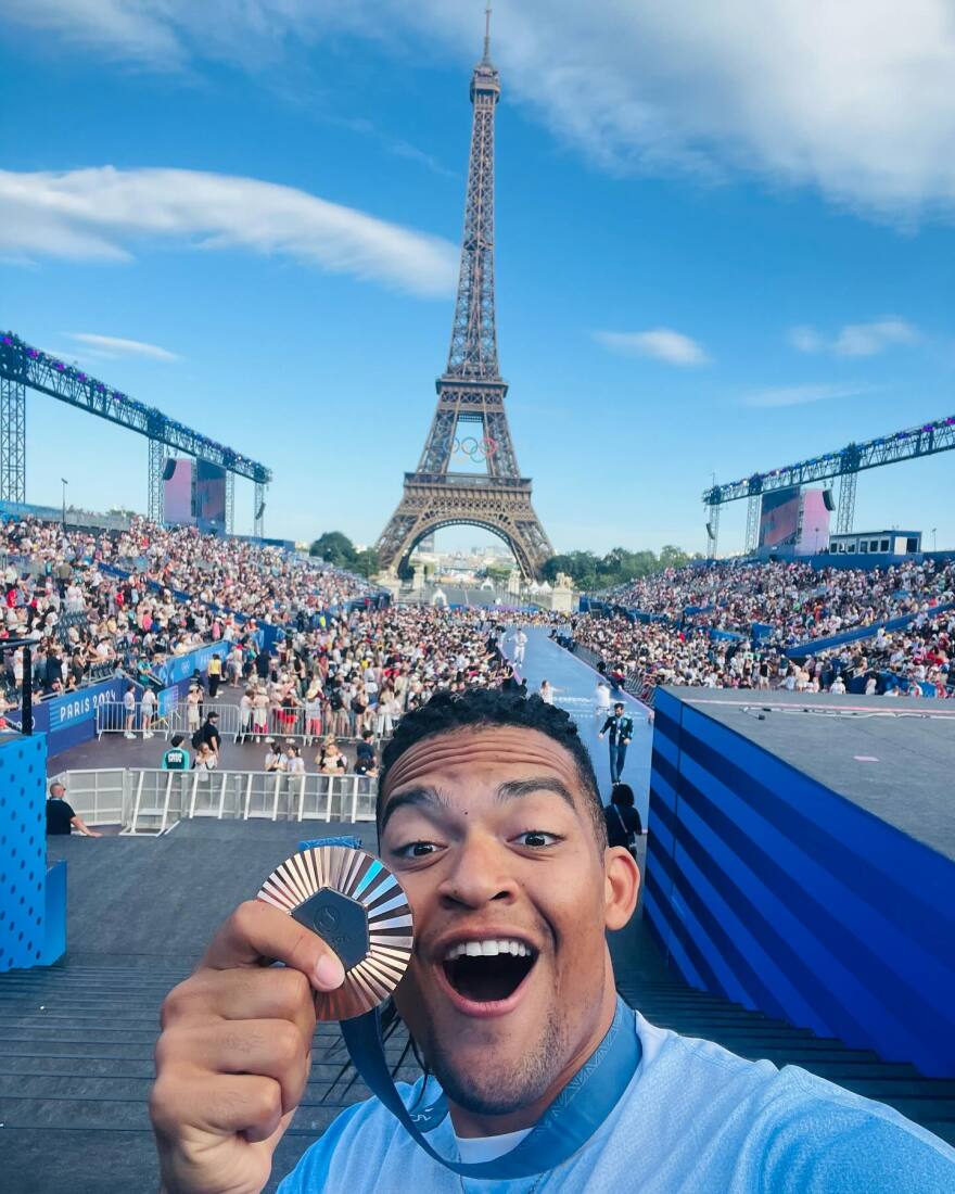 Παρίσι 2024: Ο Καραλής σημαιοφόρος στην τελετή λήξης των Ολυμπιακών Αγώνων