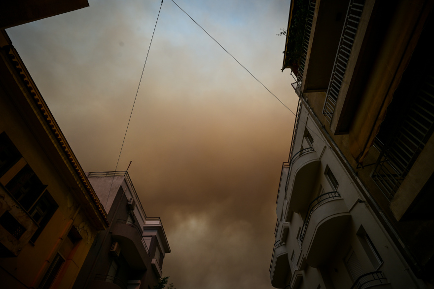 Φωτογραφίες: Οι καπνοί από τη φωτιά στον Βαρνάβα «έπνιξαν» την Αττική - Μαύρος ο ουρανός στο κέντρο της Αθήνας