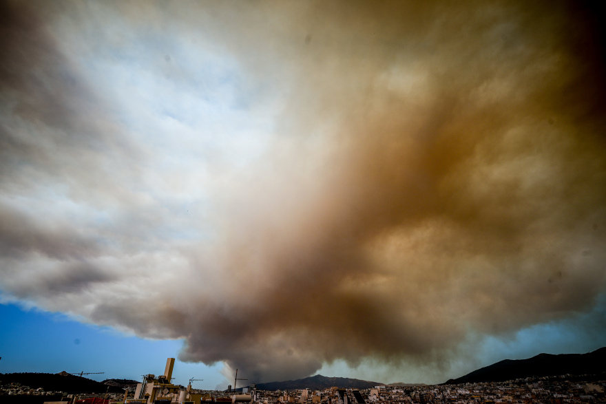 Φωτογραφίες: Οι καπνοί από τη φωτιά στον Βαρνάβα «έπνιξαν» την Αττική - Μαύρος ο ουρανός στο κέντρο της Αθήνας