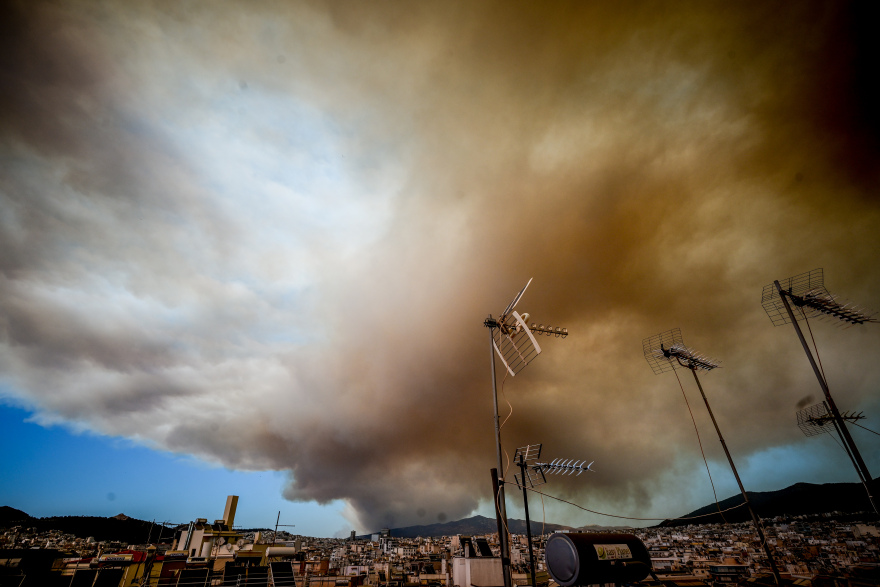 Φωτογραφίες: Οι καπνοί από τη φωτιά στον Βαρνάβα «έπνιξαν» την Αττική - Μαύρος ο ουρανός στο κέντρο της Αθήνας