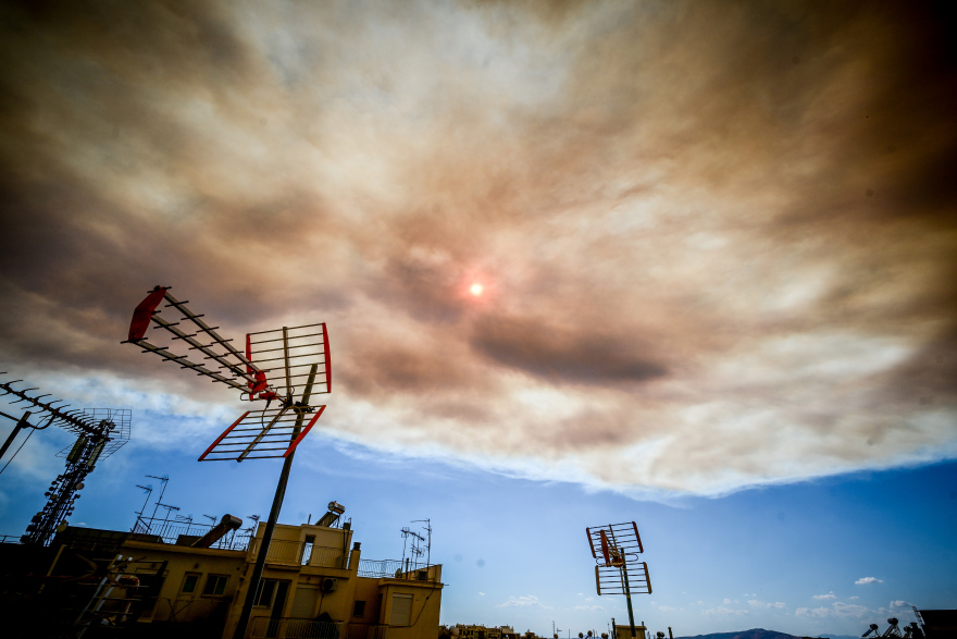 Φωτογραφίες: Οι καπνοί από τη φωτιά στον Βαρνάβα «έπνιξαν» την Αττική - Μαύρος ο ουρανός στο κέντρο της Αθήνας