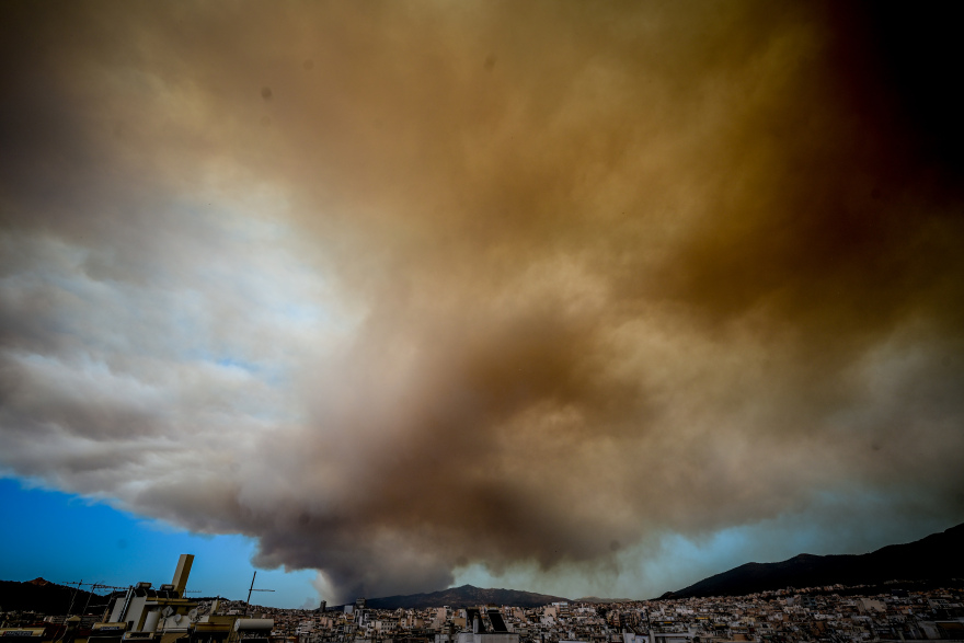 Φωτογραφίες: Οι καπνοί από τη φωτιά στον Βαρνάβα «έπνιξαν» την Αττική - Μαύρος ο ουρανός στο κέντρο της Αθήνας