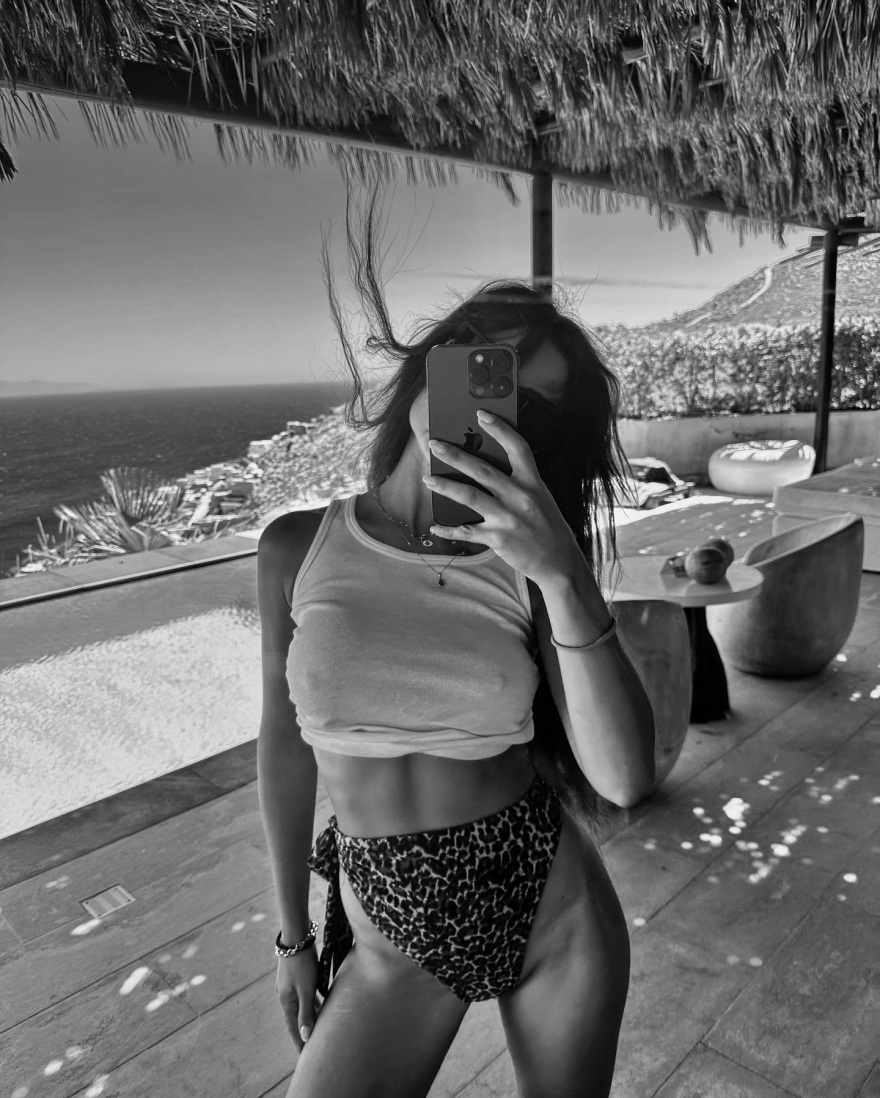 Ελευθερία Ελευθερίου: Οι πόζες στον φακό με λεοπάρ μπικίνι και αποκαλυπτικό μπλουζάκι