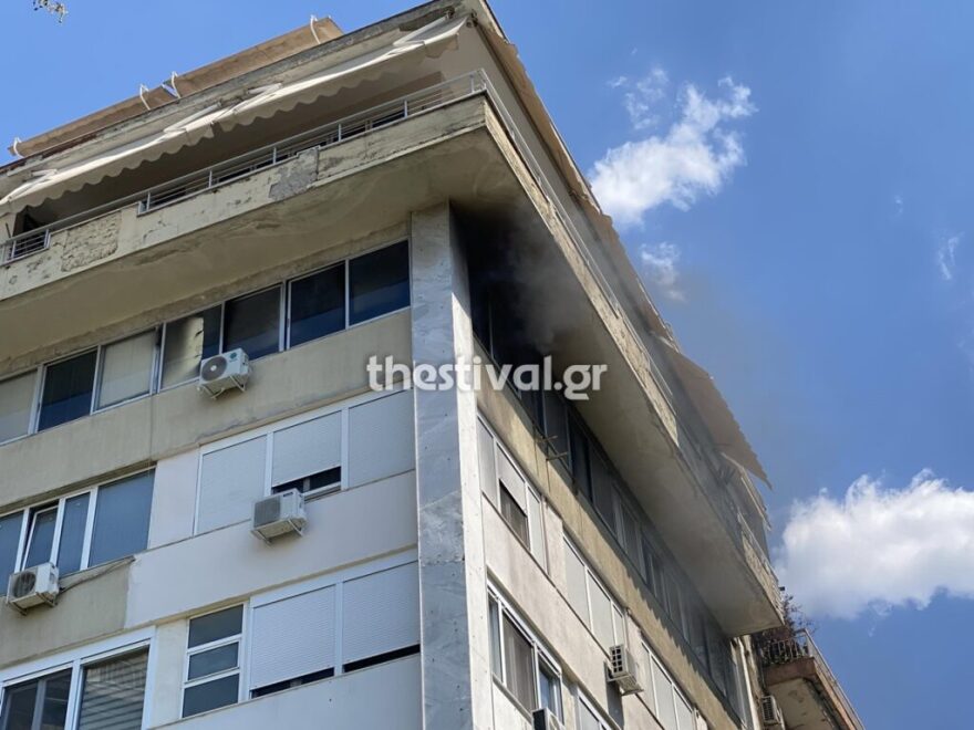 Φωτιά σε πολυκατοικία στο κέντρο της Θεσσαλονίκης