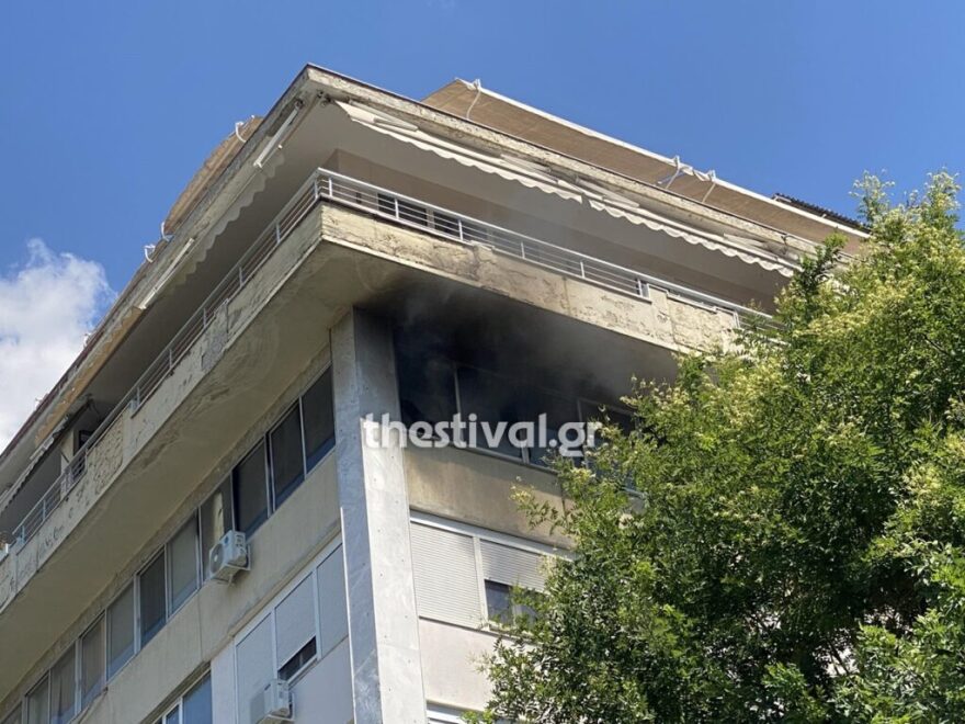 Φωτιά σε πολυκατοικία στο κέντρο της Θεσσαλονίκης