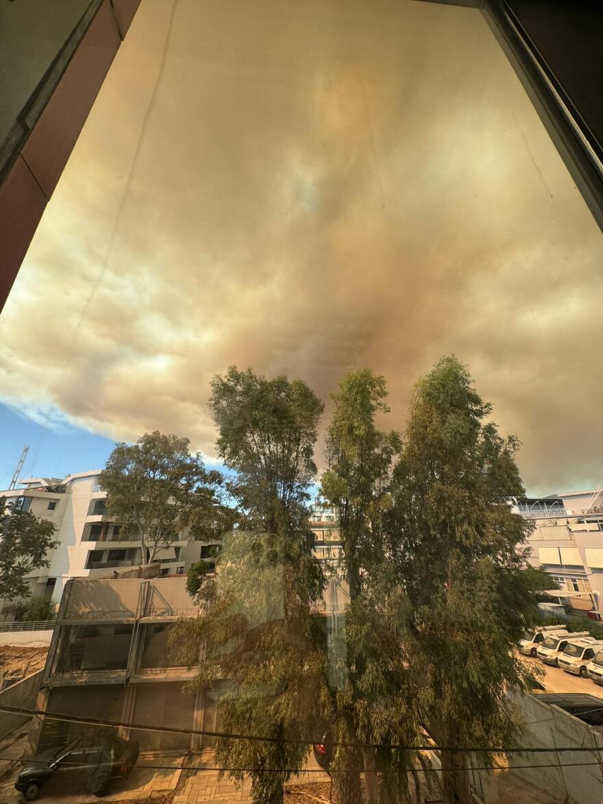 Φωτογραφίες: Οι καπνοί από τη φωτιά στον Βαρνάβα «έπνιξαν» την Αττική - Μαύρος ο ουρανός στο κέντρο της Αθήνας