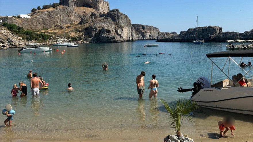 Φωτογραφίες: Σκάφη έχουν κλείσει την παραλία Αγίου Παύλου στη Ρόδο