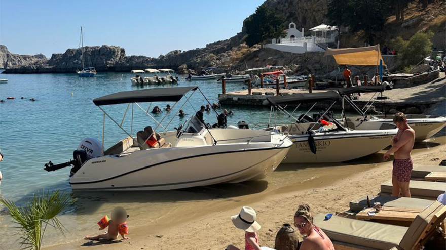 Φωτογραφίες: Σκάφη έχουν κλείσει την παραλία Αγίου Παύλου στη Ρόδο