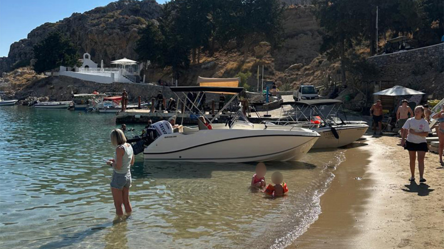 Φωτογραφίες: Σκάφη έχουν κλείσει την παραλία Αγίου Παύλου στη Ρόδο