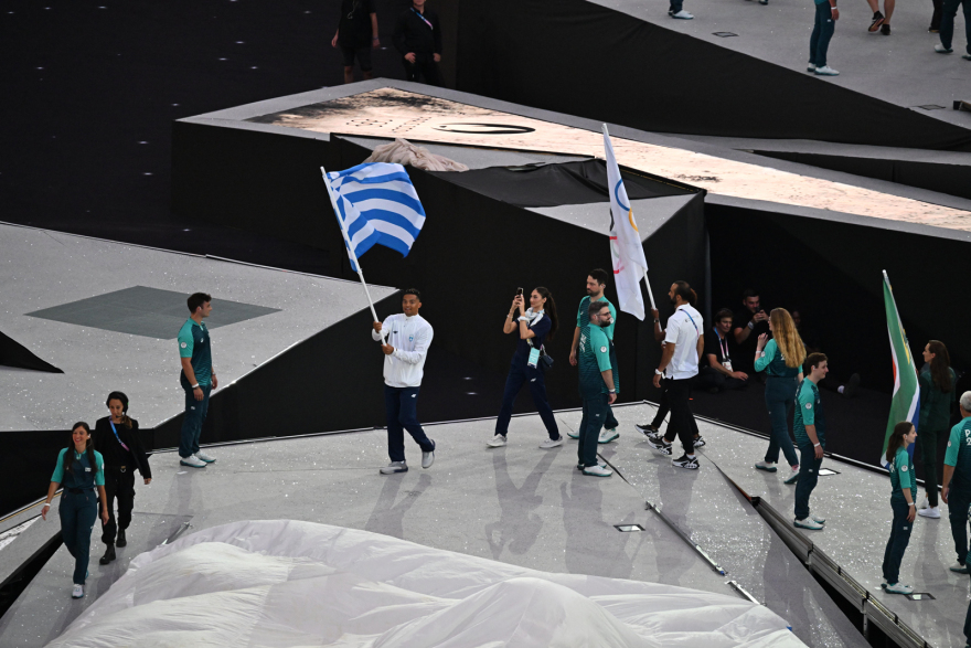 Τελετή λήξης των Ολυμπιακών Αγώνων: Η είσοδος Καραλή-Πλατανιώτη με την ελληνική σημαία στο Stade de France, δείτε βίντεο