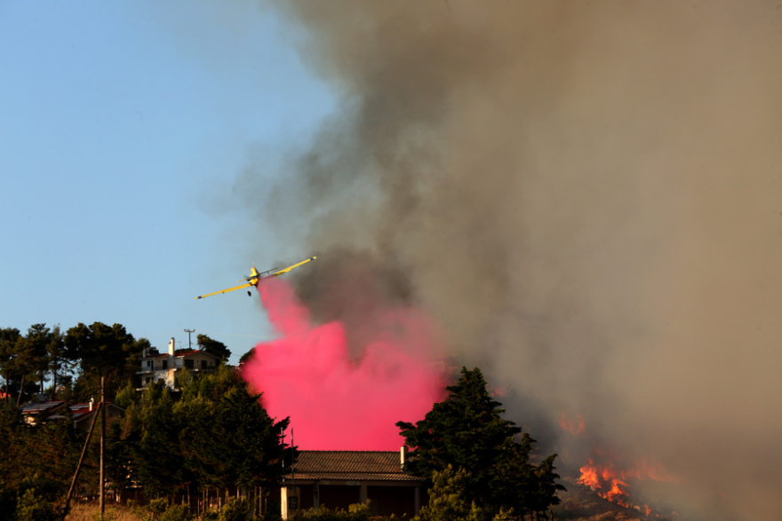 Φωτιά στην Αττική:   Τα 30χλμ. φτάνει το μέτωπο της πυρκαγιάς που καίει το Πεντελικό όρος - Επιχειρούν 670 πυροσβέστες